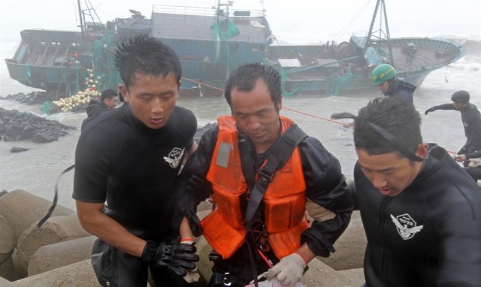 Cảnh sát biển Hàn Quốc cứu một ngư dân Trung Quốc gặp nạn đưa lên bờ